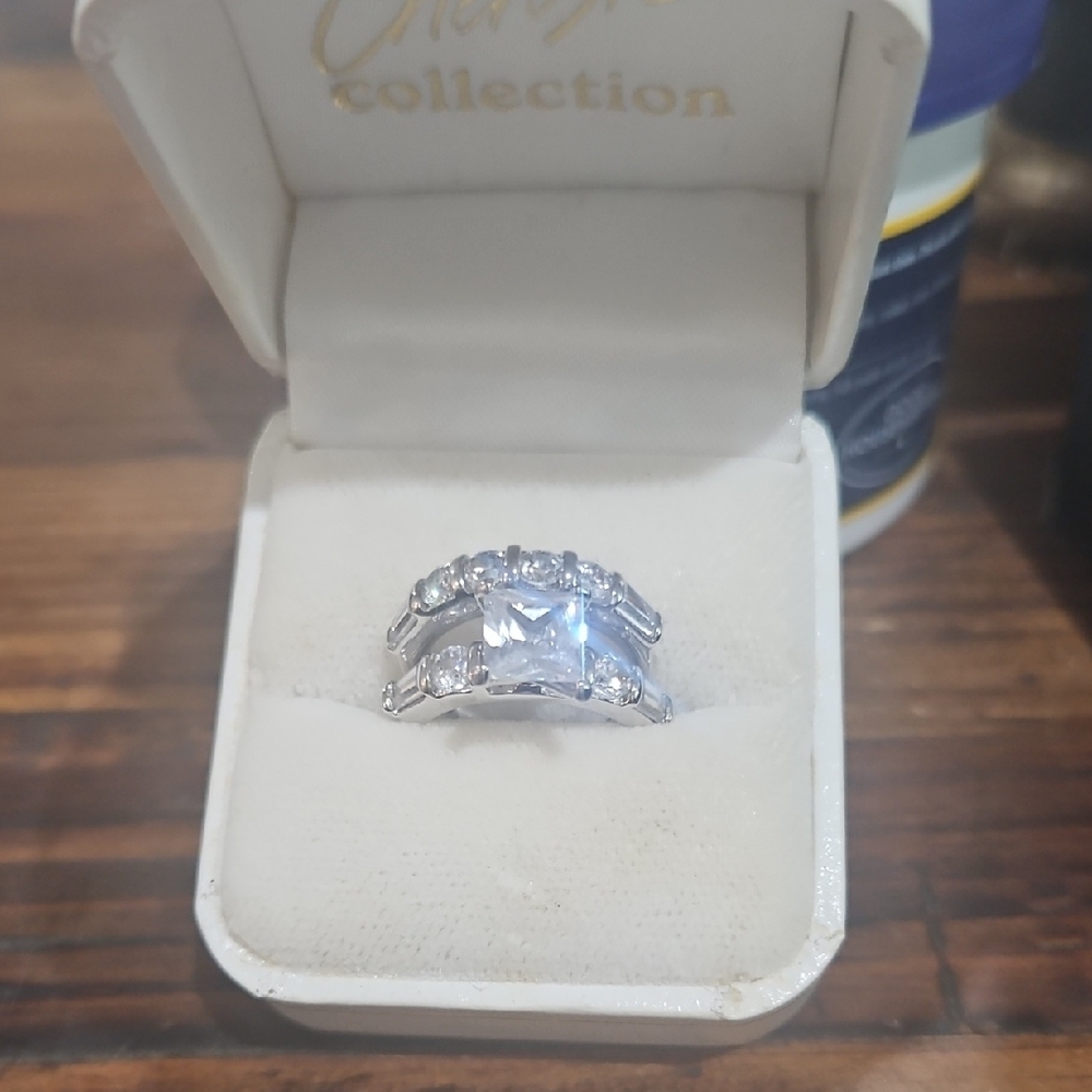 Sophisticated Silver Ring with Sparkling Accent Stones